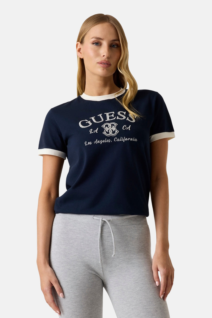 Donkerblauwe korte mouwen T-shirt met witte ronde hals en mouwbanden van Guess, voorzien van borduurwerk logo en Los Angeles tekst, front view.