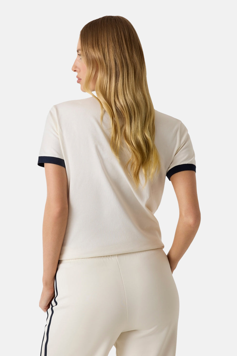 Witte korte mouwen t-shirt van Guess® met donkerblauwe mouwbanden, rugzijde van model in casual outfit