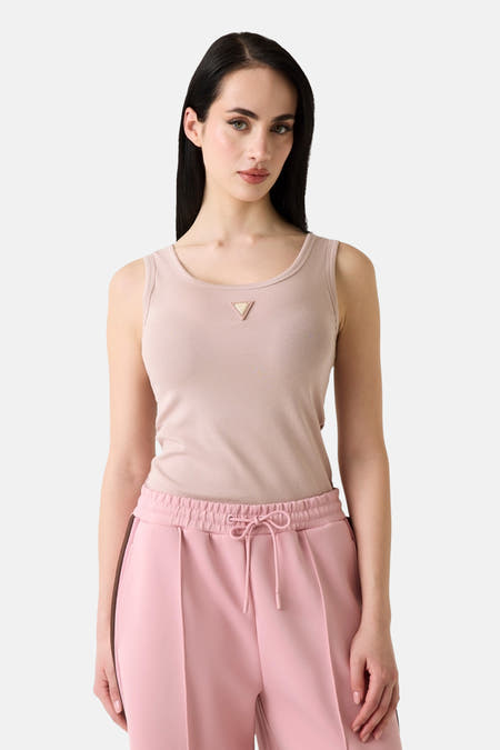 Roze tanktop van Guess® met driehoekig logo, strak model, vooraanzicht, model draagt roze joggingbroek
