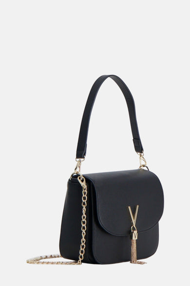 Zwarte schoudertas van VALENTINO BAGS, met gouden V-logo en ketting details aan de zijkant en een kwastje.
