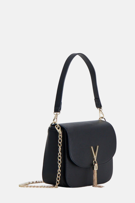 Zwarte schoudertas van VALENTINO BAGS, met gouden V-logo en ketting details aan de zijkant en een kwastje.