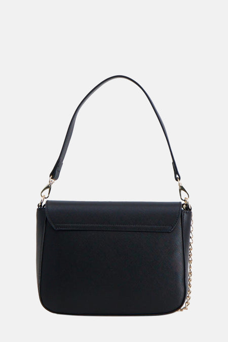 Zwarte schoudertas van VALENTINO BAGS, met een flap, zilverkleurige kettingdetail en een handvat.