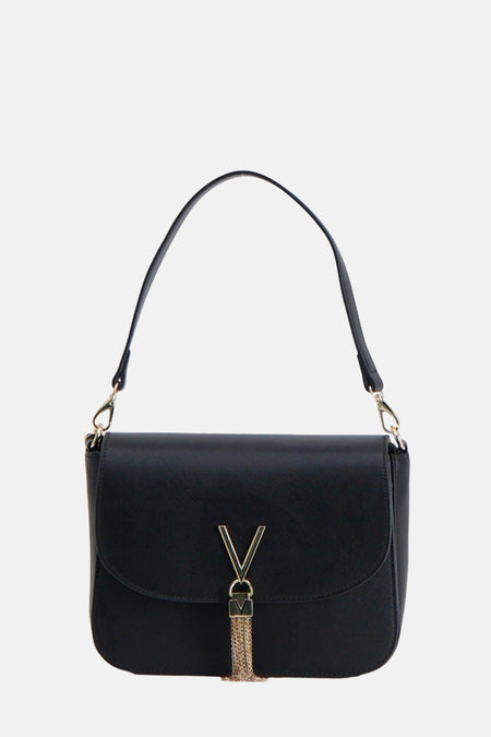 Zwarte schoudertas van VALENTINO BAGS met een gouden V-logo en kettingdetail.
