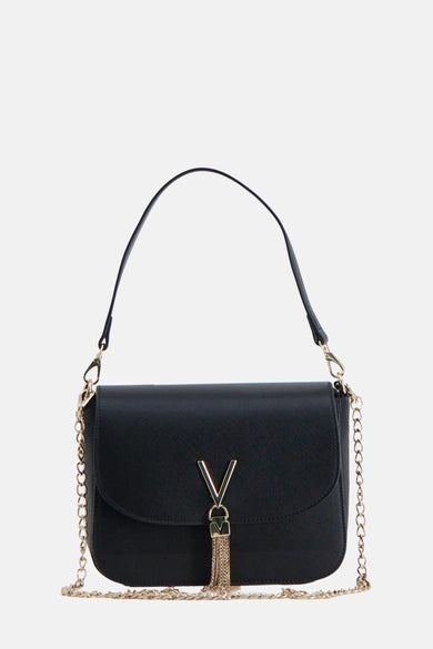 Zwarte schoudertas van VALENTINO BAGS, met gouden kettingdetail en decoratieve gouden V-hanger met franjes.
