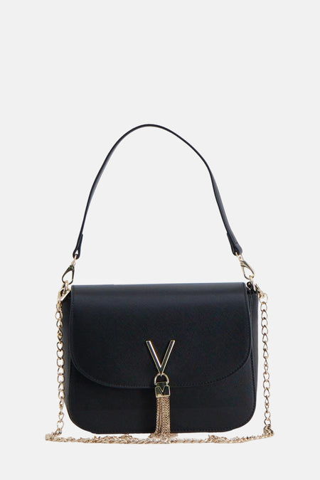 Zwarte schoudertas van VALENTINO BAGS, met gouden kettingdetail en decoratieve gouden V-hanger met franjes.
