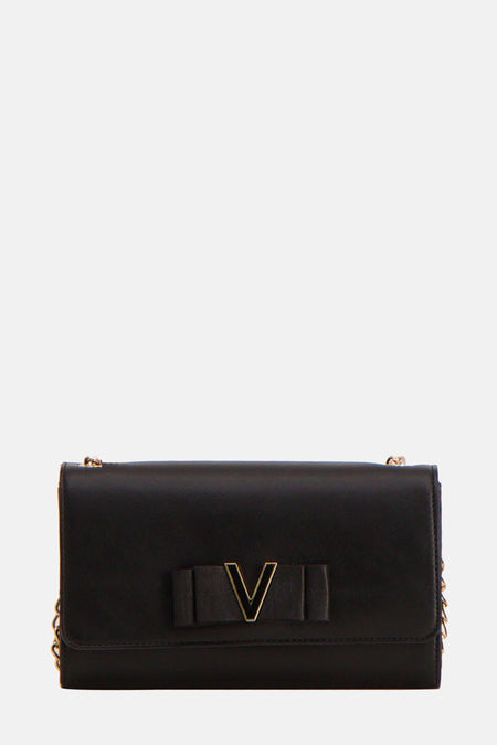 Zwarte schoudertas van VALENTINO BAGS, met een gouden V-logo op een strik en een gouden kettingriem.
