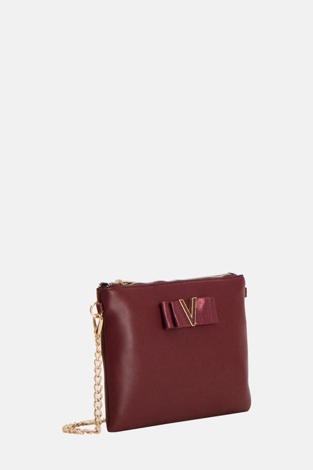 Bordeaux schoudertas van VALENTINO BAGS met gouden ketting en decoratieve V-vormige applicatie.
