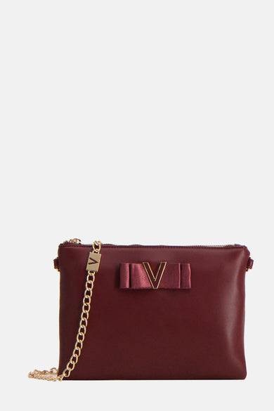 Bordeaux schoudertas van VALENTINO BAGS met gouden ketting en roze strik met gouden V-logo.
