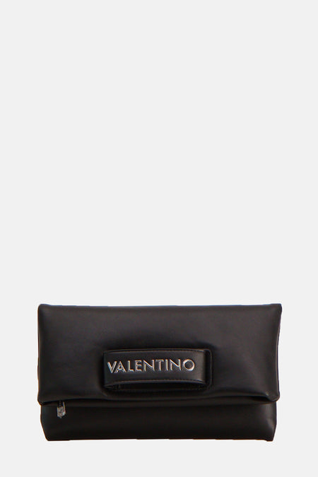 Zwarte schoudertas van VALENTINO BAGS met zilverkleurige merknaam op de flap.
