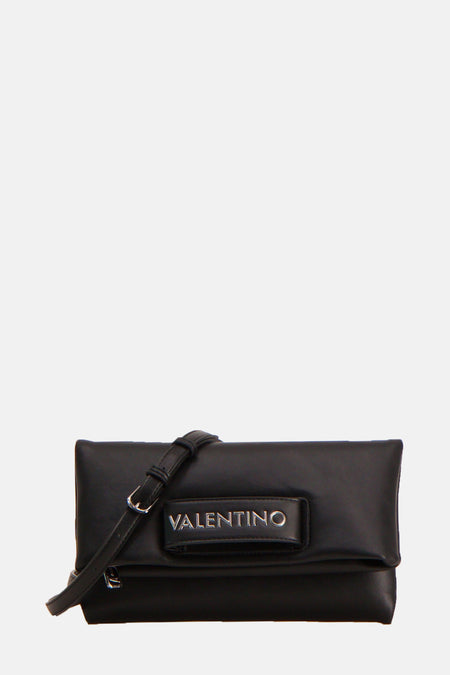 Zwarte schoudertas van VALENTINO BAGS, met zilverkleurig logo-embleem en verstelbare schouderband.