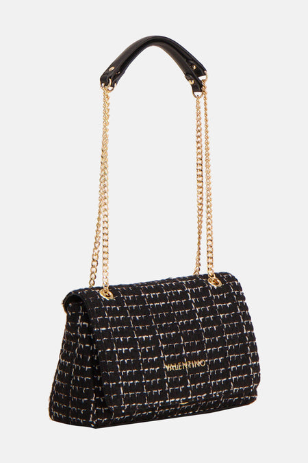 Zwarte schoudertas van VALENTINO BAGS met tweedtextuur, gouden kettinghengsel en leren handvat.