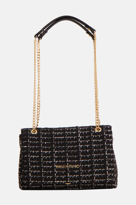 Zwarte schoudertas van VALENTINO BAGS, met een geweven patroon, gouden ketting en zwarte leren handgrepen.
