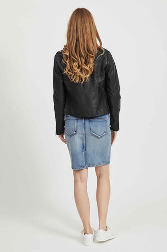Manteau noir en imitation de fourrure de VILA, vu de derrière, avec une jupe en denim et des chaussures blanches.