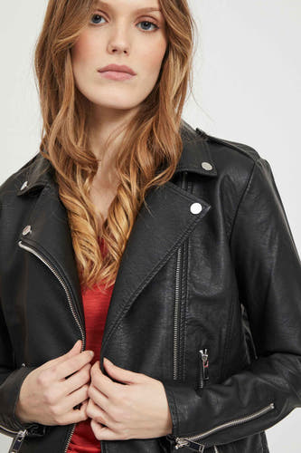 Manteau noir en imitation de fourrure de VILA®, avec des fermetures éclair argentées, des boutons-pression et une veste rouge en dessous.