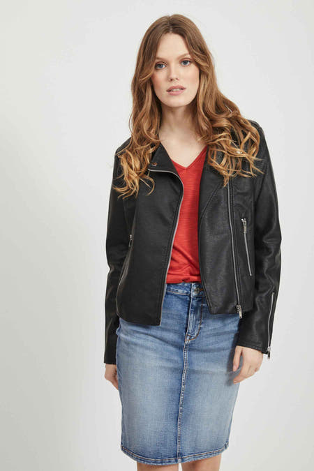 Zwarte jas in imitatieleer van VILA, met ritssluiting, gedragen over een rode top en een denim rok.