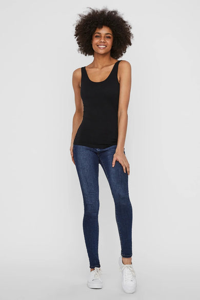 T-shirt noir de Vero Moda, porté avec un pantalon en cuir et des baskets blanches.