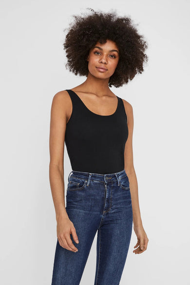 T-shirt noir de VERO MODA, porté avec des jeans bleu marine.