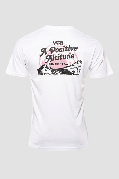 T-shirt blanc à manches courtes de VANS avec impression dorsale "A Positive Altitude" et motif montagne, coucher de soleil rose, vue arrière