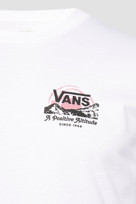 T-shirt blanc à manches courtes de VANS avec logo montagne et motif à pois rouges, gros plan sur le devant