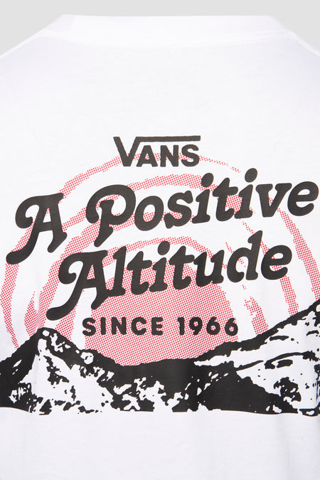 T-shirt blanc à manches courtes de VANS avec impression "A Positive Altitude", fond à pois rouges et silhouette de montagne, vue rapprochée de face