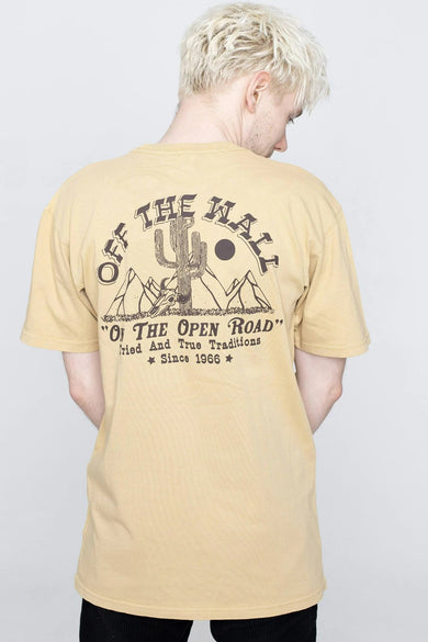 T-shirt beige à manches courtes de VANS avec impression "Off The Wall", cactus et montagnes dans le dos, vue arrière style de vie