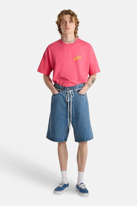 Lichtblauwe denim short van VANS met een wit trekkoord, gedragen met een roze T-shirt.