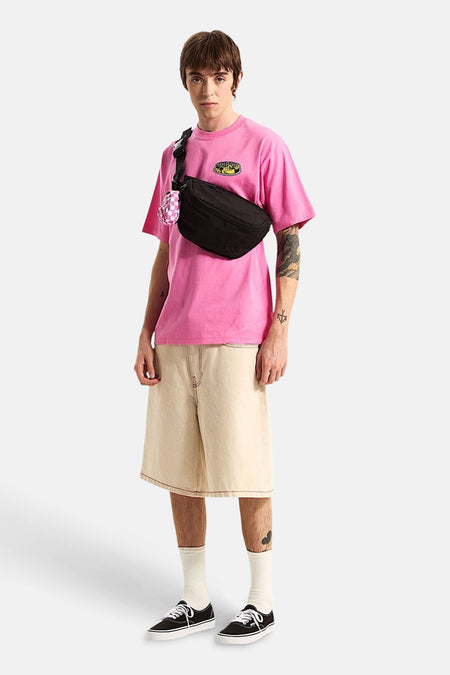 Ecru short van VANS met wijde pijpen en contrasterende bruine stiksels, gedragen door een model.
