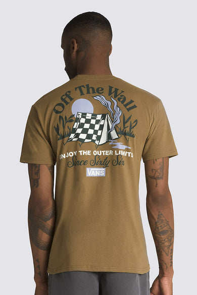 T-shirt beige à manches courtes de VANS avec impression "Off The Wall", motif de tente et texte au dos, porté par un modèle dans une photo lifestyle