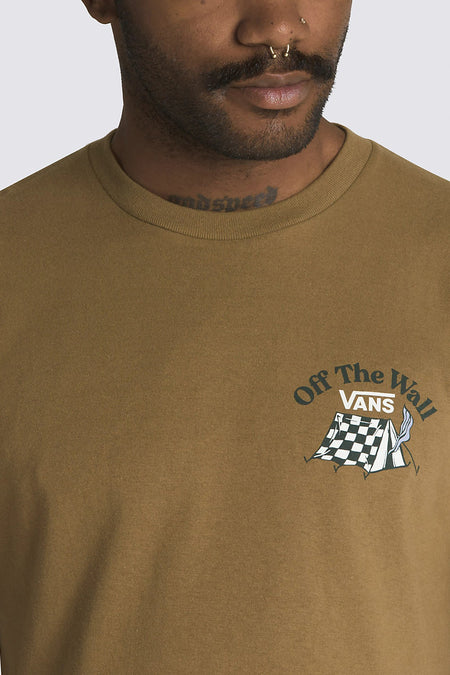 T-shirt beige à manches courtes de VANS avec logo Off The Wall et drapeau à damier sur la poitrine, vue rapprochée de face