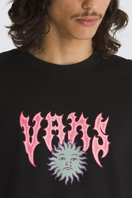 T-shirt noir de VANS avec un logo 'VANS' rose dentelé et un soleil pleurant bleu-gris en dessous.