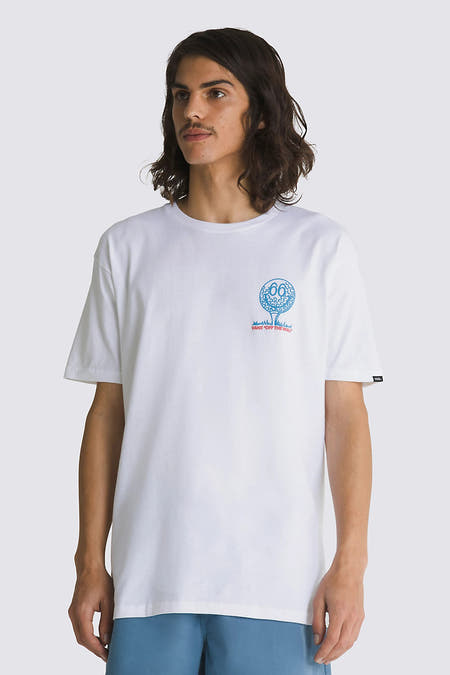T-shirt blanc à manches courtes de VANS "OFF THE WALL", avec une impression bleue sur la poitrine, associé à des shorts bleus et des chaussettes blanches.