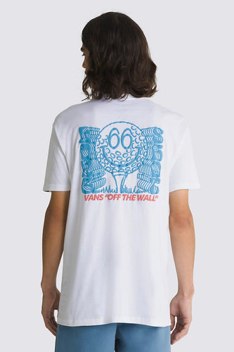 Een witte T-shirt met blauwe "66" golfbal en rode "Vans 'Off The Wall'" tekst.