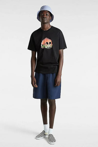 Zwart T-shirt met korte mouwen van VANS, met grafische print van vurig wezen en 'VANS' tekst. Model draagt blauwe hoed, shorts en geruite instapschoenen.