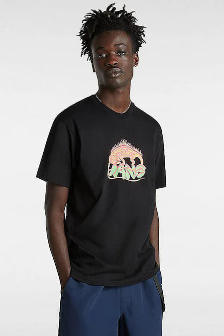 T-shirt à manches courtes noir VANS "OFF THE WALL" avec imprimé coloré de lézard et de flammes au-dessus des lettres VANS sur la poitrine.