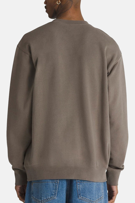 Pull de couleur taupe de VANS "OFF THE WALL", dos sur le mannequin avec poignets côtelés et jean bleu.