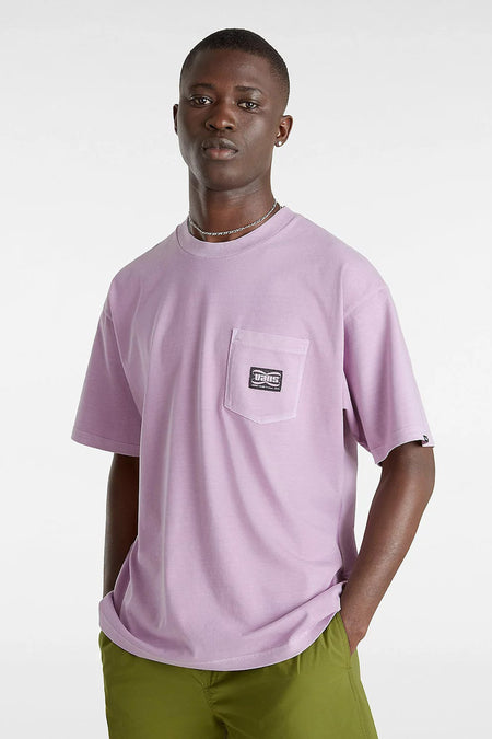 Paars T-shirt met korte mouwen van VANS “OFF THE WALL”, met borstzakje en gedragen met een zilveren ketting en groene broek.
