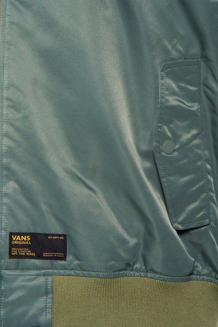 Groene korte jas van VANS “OFF THE WALL” met glanzende stof, een merklabel en een geribbelde zoom.