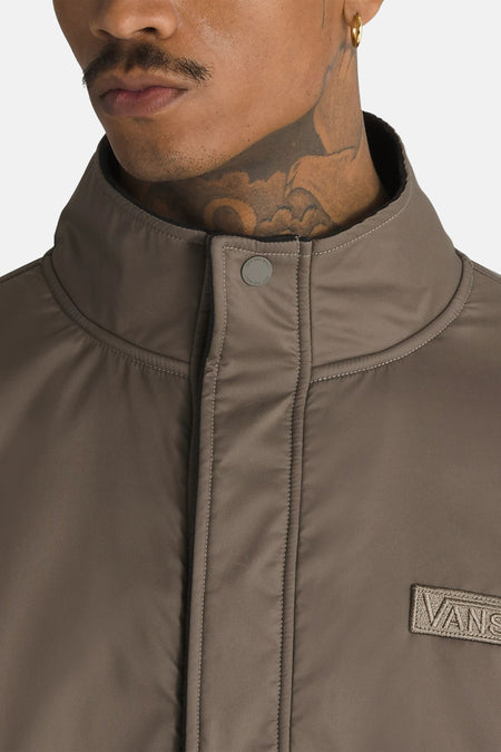 Polaire marron de VANS avec col montant, détails surpiqués, boutons-pression 'OFF THE WALL' et logo brodé.