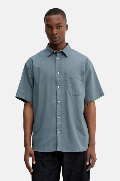 Chemise grise à manches courtes de VANS "OFF THE WALL", avec poche poitrine, sur un modèle.