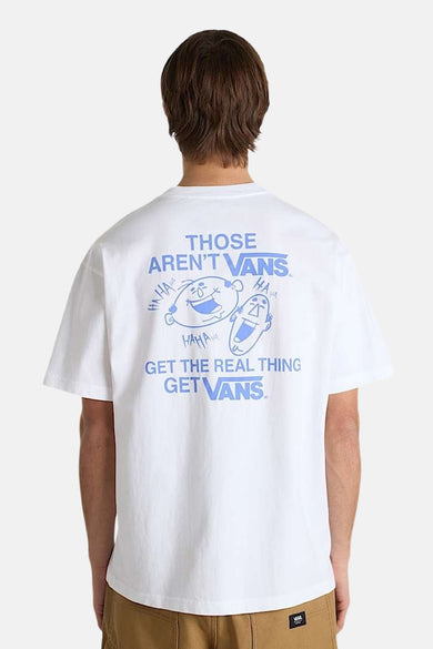 Achterkant van een persoon met een wit T-shirt met blauwe Vans-opdruk.