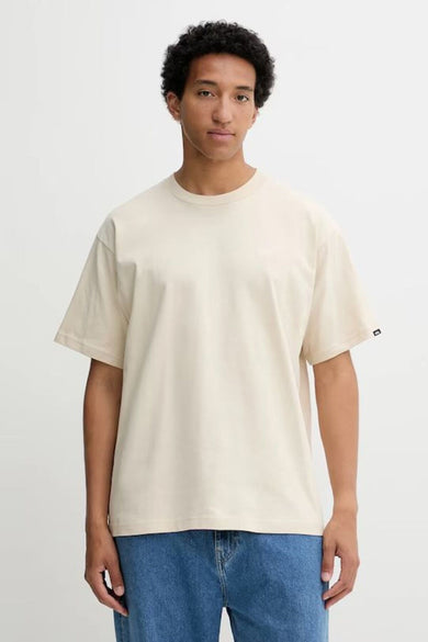 Beige T-shirt met korte mouwen van VANS “OFF THE WALL”, gedragen met een blauwe jeans.
