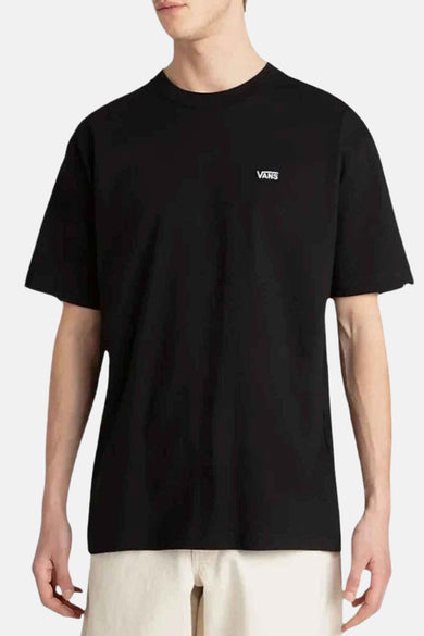 T-shirt noir à manches courtes de VANS, design simple, porté avec un short léger.