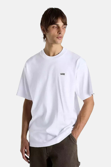Wit T-shirt met korte mouwen van Vans, gedragen met een donkere broek.
