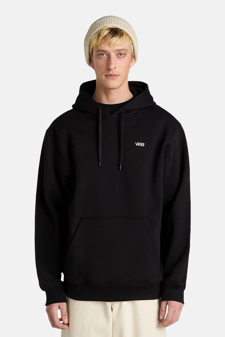 Zwarte sweater met kap van Vans, met witte logo-opdruk en een beige muts.
