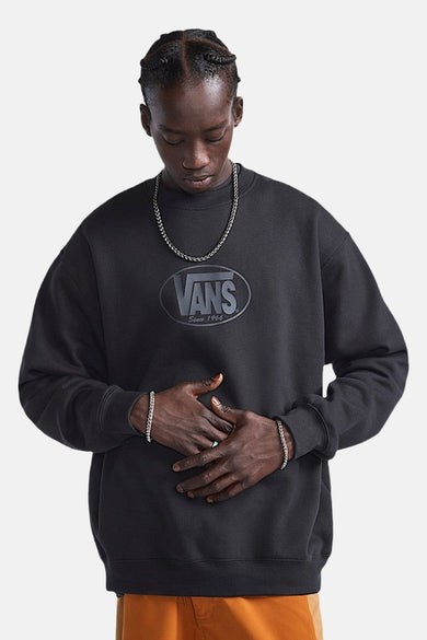 Zwarte sweater van VANS met logo op de borst en zilveren ketting en armbanden.
