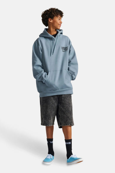 Pull-over gris avec capuche VANS "OFF THE WALL", avec des mots-clés et une poche kangourou, porté avec un short et des chaussures bleues.