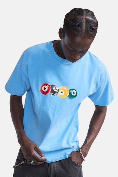 Blauw T-shirt met korte mouwen van Vans, met een afbeelding van biljartballen met letters erop.