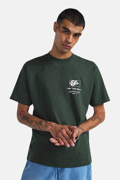 T-shirt vert avec manches courtes de VANS "OFF THE WALL", porté avec un jean.
