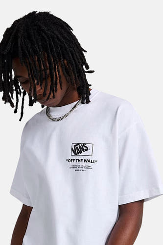 T-shirt blanc à manches courtes de VANS "OFF THE WALL", avec logo et impression de texte sur la poitrine.