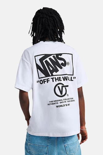 T-shirt blanc à manches courtes de VANS "OFF THE WALL", avec une impression graphique sur le dos, porté avec des jeans.